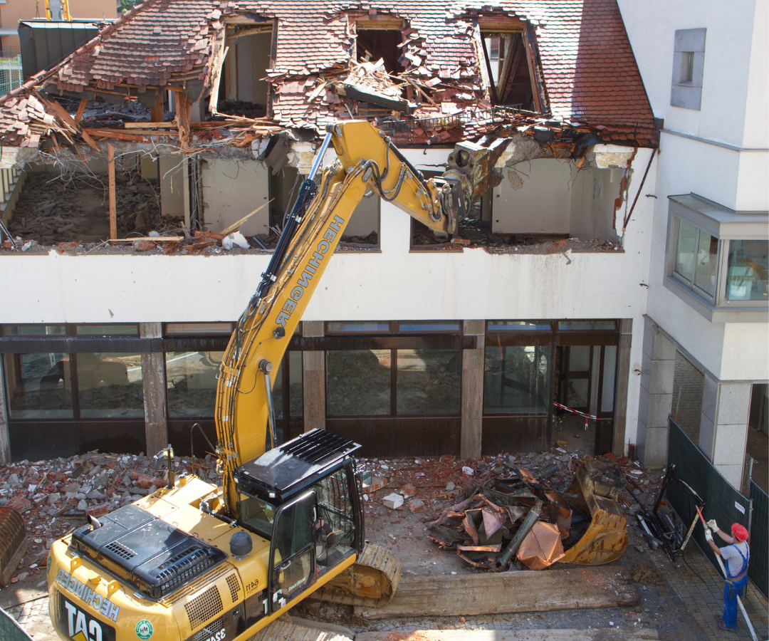 Engin de terrassement SOMTRAVO en action à Amiens