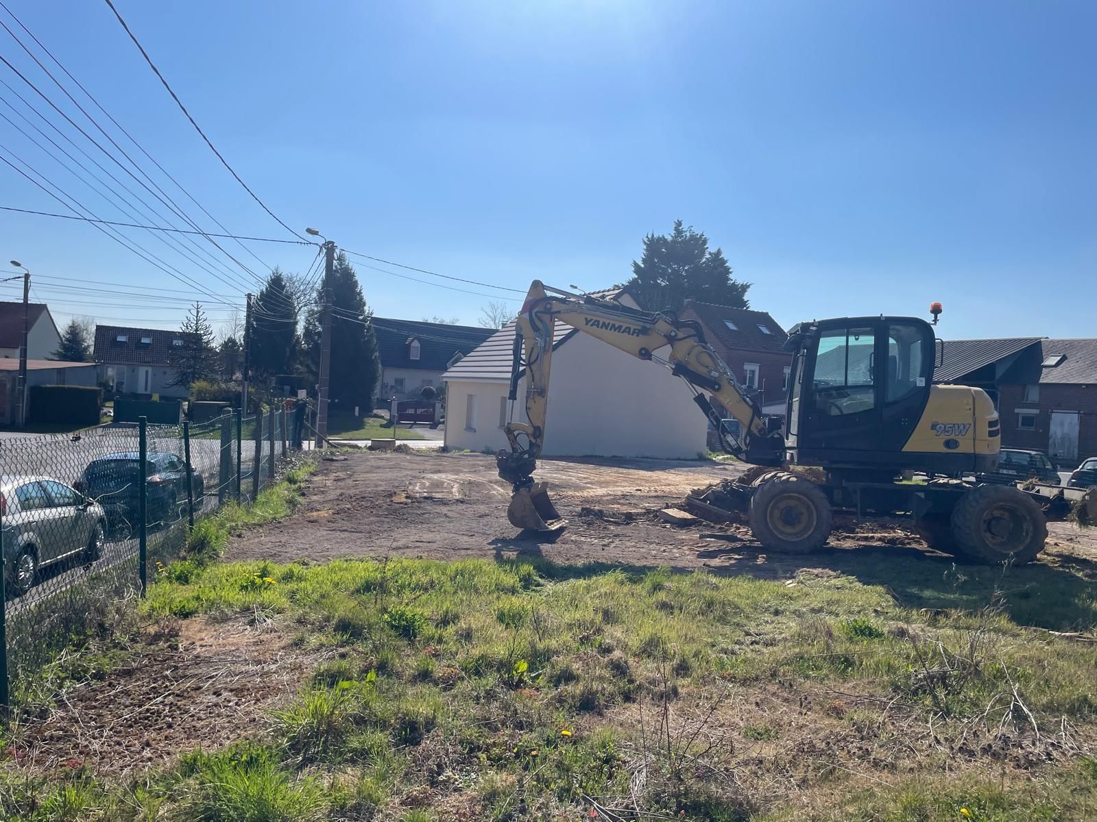 Excavatrice SOMTRAVO sur un chantier près d'Amiens